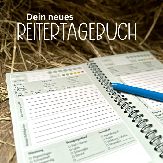 Ein spiralgebundenes Stallgeschichten-Reitertagebuch von StallSchätze liegt aufgeschlagen auf Stroh, oben auf den Seiten ein blauer Stift für deine Notizen. Darüber steht: Dein neues REITERTAGEBUCH - auf Deutsch & jahresunabhängig nutzbar.