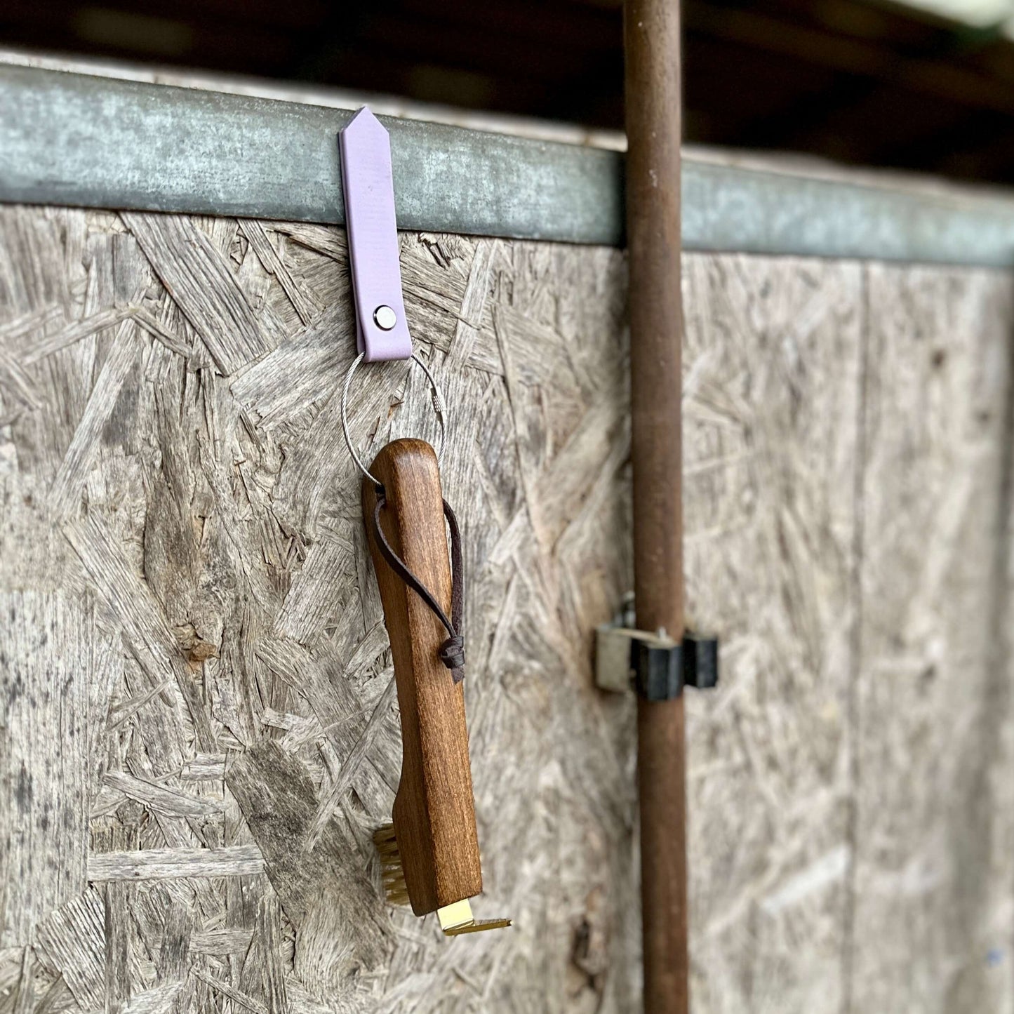 Der StallSchätze MagBarn Magnet-Anhänger für Hufkratzer & Co hält Ihren Hufkratzer sicher und lässt sich dank seines magnetischen Designs leicht an metallbeschichteten Holzoberflächen befestigen - perfekt für die praktische Stallorganisation.