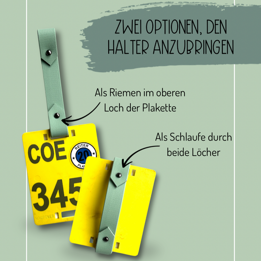 Zwei gelbe Reiterplaketten werden mit dem "Halter für Reiterplaketten" von StallSchätze gezeigt: Eine ist am Sattel durch das obere Loch befestigt, die andere als Schlaufe durch beide Löcher. Deutschsprachige Anleitung und Überschrift inklusive.