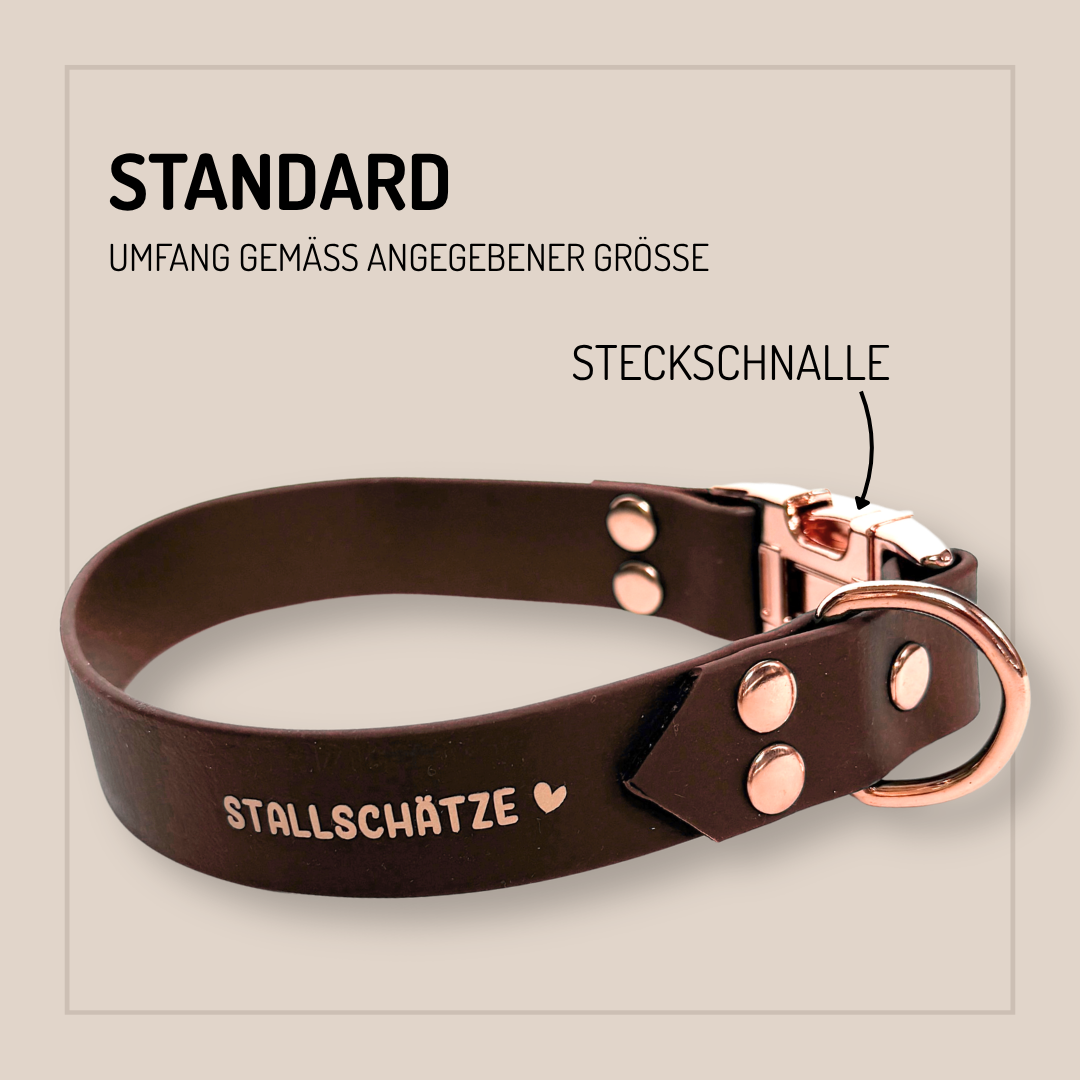 Ein braunes Biothane Hundehalsband von StallSchätze, individuell konfigurierbar mit roségoldener Steckschließe. "STALLSCHÄTZE ♥" ist weiß eingraviert. Umfang nach Standard-Größe wählbar.