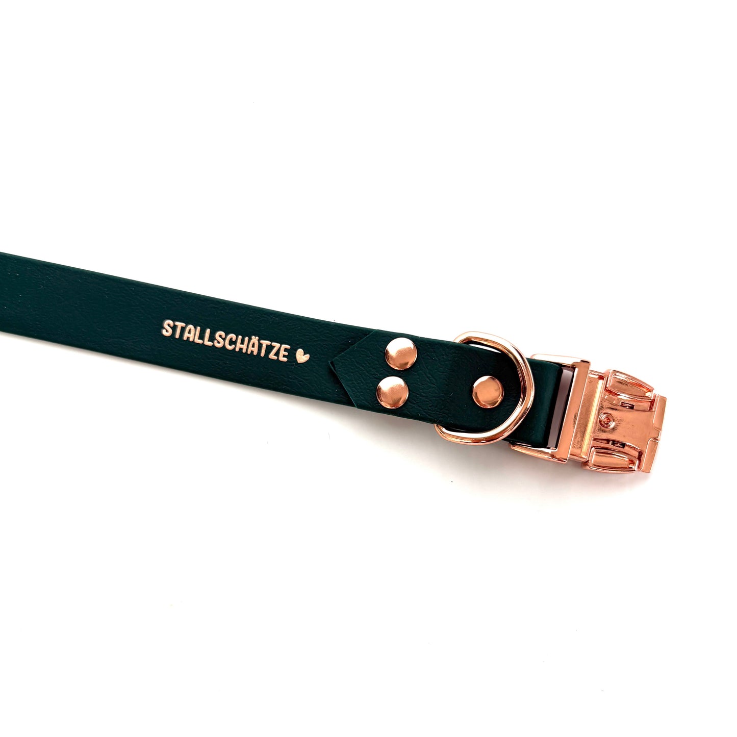 Das Biothane Hundehalsband - individuell konfigurierbar von StallSchätze zeichnet sich durch schwarzes Biothane, roségoldene Beschläge und den Schriftzug STALLSCHÄTZE" sowie ein in Gold geprägtes Herz aus - individuell anpassbar für Ihren einzigartigen Stil.